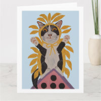 Katze auf Vogelhaus im Vogelkostüm