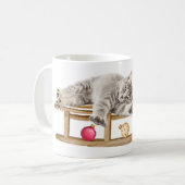 Katze auf Weihnachten Sleigh Kaffeetasse (Vorderseite Links)