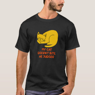 Katze beißt nicht, sie beurteilt Katze   Katzenhum T-Shirt