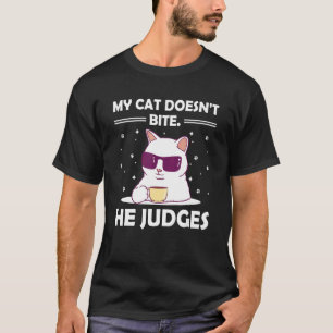 Katze beißt nicht, sie beurteilt Katze   Katzenhum T-Shirt