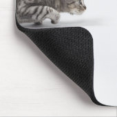 Katze bereit zum Ausstoßen Mousepad (Ecke)
