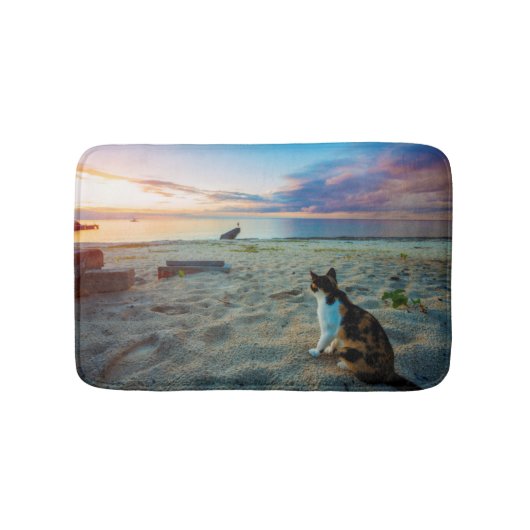Katze, die auf einem Strand sitzt Badematte (Vorderseite)