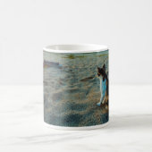 Katze, die auf einem Strand sitzt Kaffeetasse (Mittel)