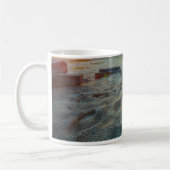 Katze, die auf einem Strand sitzt Kaffeetasse (Links)