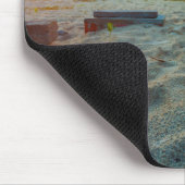 Katze, die auf einem Strand sitzt Mousepad (Ecke)