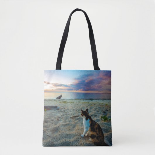 Katze, die auf einem Strand sitzt Tasche (Vorderseite)