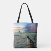 Katze, die auf einem Strand sitzt Tasche (Rückseite)