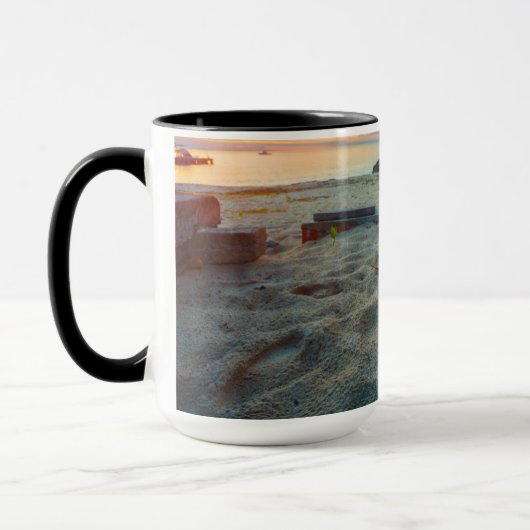 Katze, die auf einem Strand sitzt Tasse (Links)
