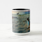 Katze, die auf einem Strand sitzt Tasse (Zentrum)