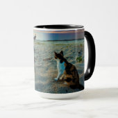 Katze, die auf einem Strand sitzt Tasse (VorderseiteRechts)