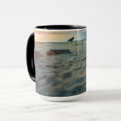 Katze, die auf einem Strand sitzt Tasse (Vorderseite Links)