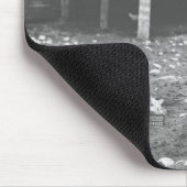 Katze, die aus einem Kaffee Can. heraus isst Mousepad (Ecke)