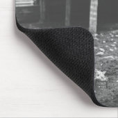 Katze, die aus einer Kaffedose heraus isst Mousepad (Ecke)