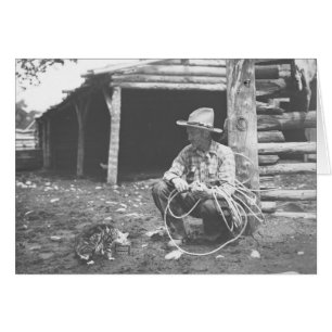 Katze, die aus einer Kaffedose mit einer Cowboyuhr