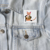Katze, die das französische Horn spielt Button (Beispiel)
