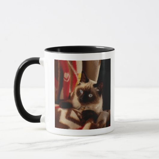 Katze, die durch Steppdecke späht Tasse (Links)
