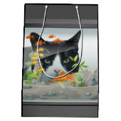 Katze, die im Aquarium blickt Mittlere Geschenktüte (Rückseite)