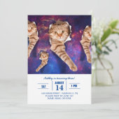 Katze, die im zerrissenen Loch auf der Weltraumsei Einladung (Stehend Vorderseite)