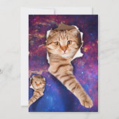 Katze, die im zerrissenen Loch auf der Weltraumsei Einladung (Rückseite)