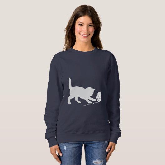 Katze, die mit Ball des Garns in der Silhouette Sweatshirt (Vorne ganz)