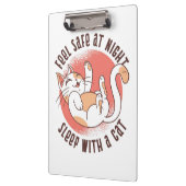 Katze, die sich beim Nachtschlafen sicher fühlt, m Klemmbrett (Links)