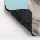 Katze, die Spielzeugmaus auf Teppich anschaut Mousepad (Ecke)