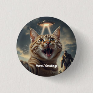 Katze Einnahme von Selfie mit UFO und Bigfoot Funn Button