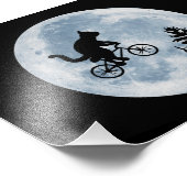 Katze fährt Fahrrad auf dem Mondhintergrund. Fotodruck (Ecke)