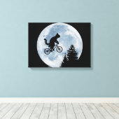 Katze fährt Fahrrad auf dem Mondhintergrund. Leinwanddruck (Insitu (Holzboden))