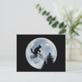 Katze fährt Fahrrad auf dem Mondhintergrund. Postkarte (Stehend Vorderseite)