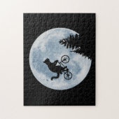 Katze fährt Fahrrad auf dem Mondhintergrund. Puzzle (Vertikal)