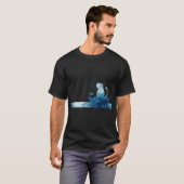 Katze fischt in einem kleinen Boot T-Shirt (Vorne ganz)