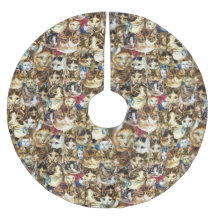 Katze geht Weihnachtsbaumrock voran