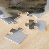 Katze greift das Teasertoy-Puzzle an Puzzle (Seite)