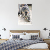 Katze hat eine Eidechse gefangen Leinwanddruck (Insitu (Schlafzimmer))