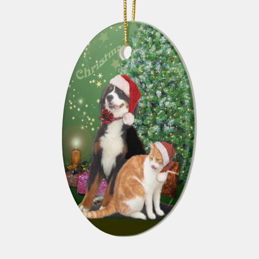 Katze & Hund mit Weihnachtsmannmützen Keramik Ornament (Links)