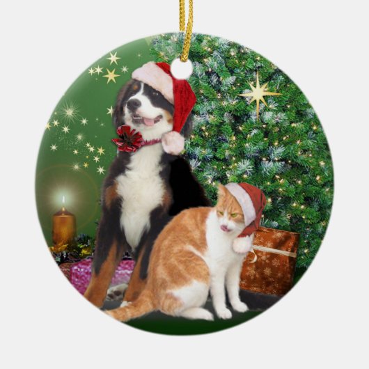 Katze & Hund mit Weihnachtsmannmützen Keramikornament (Vorne)