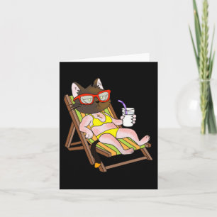 Katze im Bikini auf einem Strandstuhl trinkend Karte
