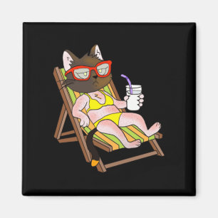 Katze im Bikini auf einem Strandstuhl trinkend Magnet