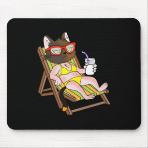 Katze im Bikini auf einem Strandstuhl trinkend Mousepad