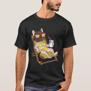 Katze im Bikini auf einem Strandstuhl trinkend T-Shirt