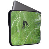 Katze im Gras Laptopschutzhülle (Vorne Rechts)
