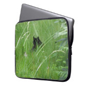 Katze im Gras Laptopschutzhülle (Vorderseite Links)