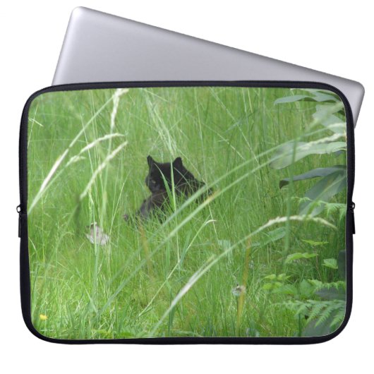 Katze im Gras Laptopschutzhülle (Vorderseite)