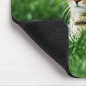 Katze im Gras liegen Mousepad (Ecke)