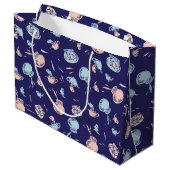 Katze im Hut | Das Fischmuster Große Geschenktüte (Rückseite Schrägansicht)