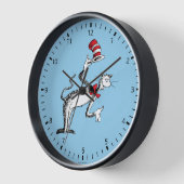 Katze im Hut nimmt einen Bow Uhr (Winkel)