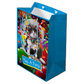 Katze im Party Mittlere Geschenktüte (Rückseite Schrägansicht)