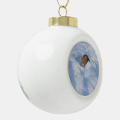 Katze im Schnee Keramik Kugel-Ornament (Links)