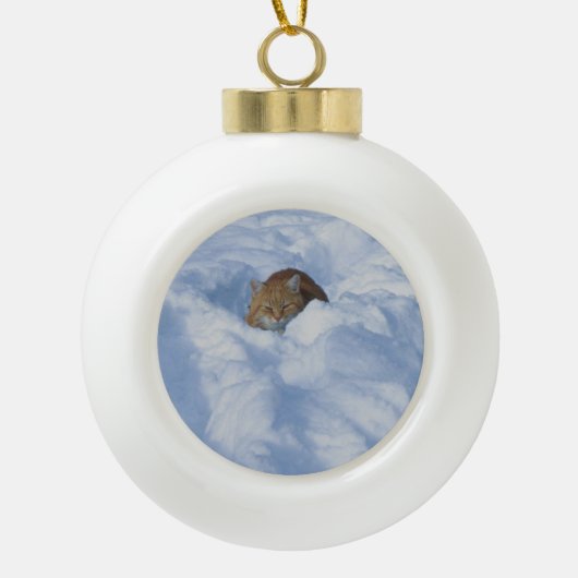 Katze im Schnee Keramik Kugel-Ornament (Vorderseite)